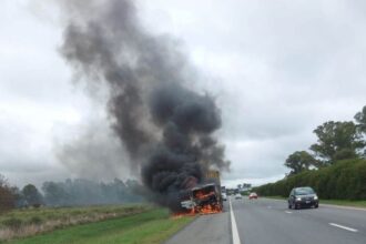 Voraz incendio destruyó un camión en la ruta 2