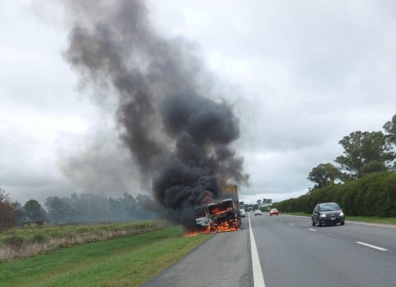 Voraz incendio destruyó un camión en la ruta 2