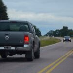 Sobrepaso en ruta: quién debe bajar a la banquina ante un choque inminente