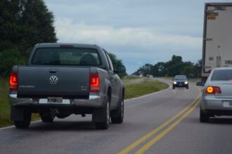 Sobrepaso en ruta: quién debe bajar a la banquina ante un choque inminente