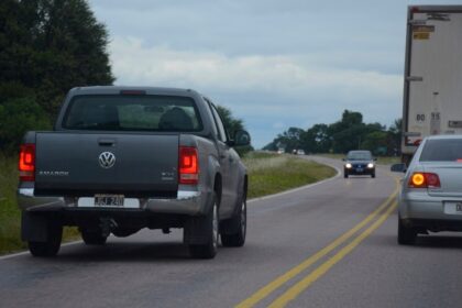 Sobrepaso en ruta: quién debe bajar a la banquina ante un choque inminente