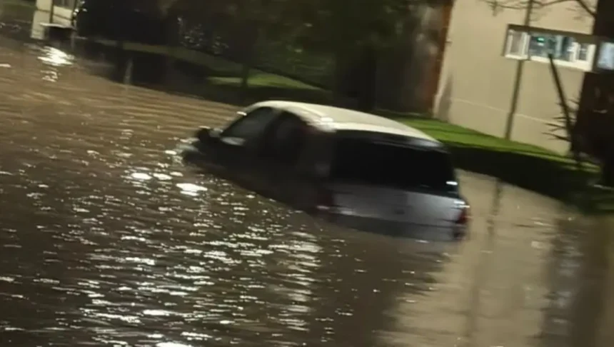 Calles inundadas y barrios afectados tras fuerte temporal en coronel suárez