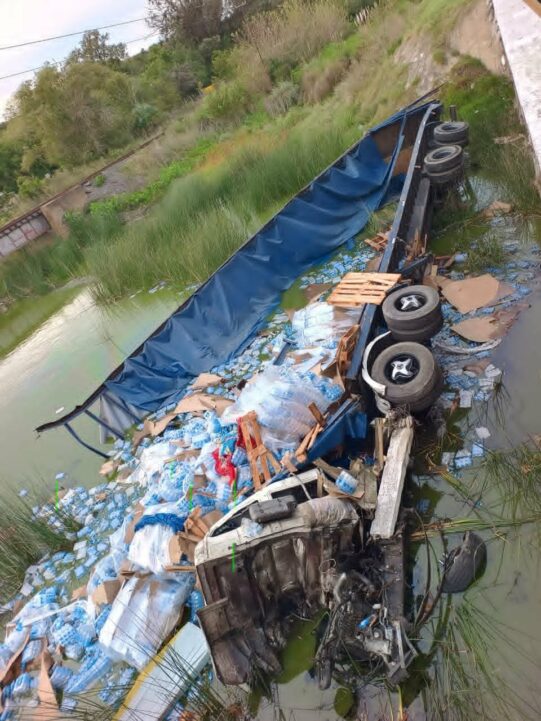 Impactante vuelco de un camión con agua mineral en la ruta 2, cerca de chascomús
