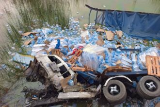 Impactante vuelco de un camión con agua mineral en la ruta 2, cerca de chascomús