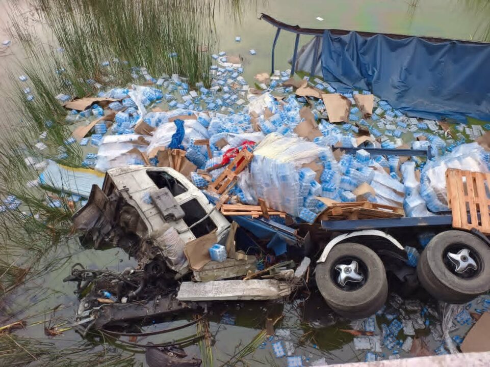 Impactante vuelco de un camión con agua mineral en la Ruta 2, cerca de ...