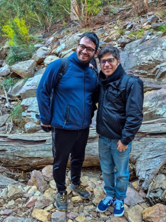Kicillof en modo turista: trekking en las sierras, fotos con vecinos y una postal fuera de agenda 2 Kicillof en modo turista: trekking en las sierras, fotos con vecinos y una postal fuera de agenda