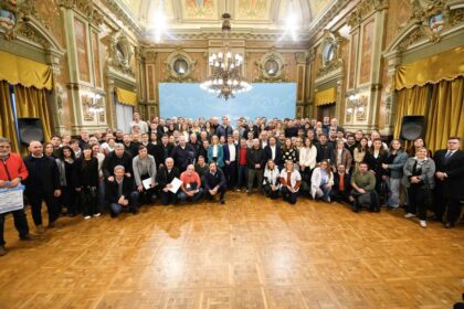 Kicillof reunió a intendentes bonaerenses y apuntó contra milei por la crisis sanitaria