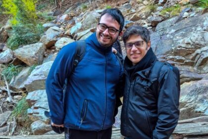 Kicillof en modo turista: trekking en las sierras, fotos con vecinos y una postal fuera de agenda