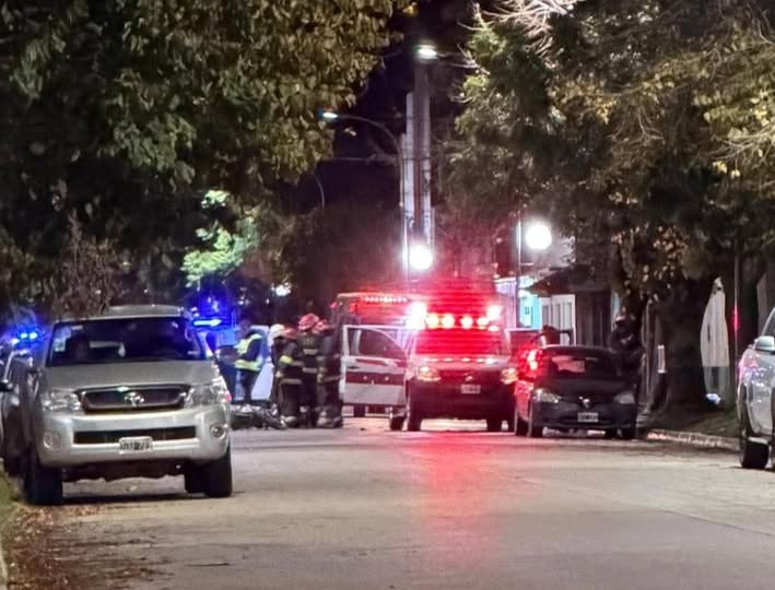 Violento choque entre una moto y un auto en pleno centro de castelli 1 Violento choque entre una moto y un auto en pleno centro de castelli