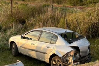 Tremendo accidente entre un auto y un tren en un paso a nivel de ruta 2 en castelli