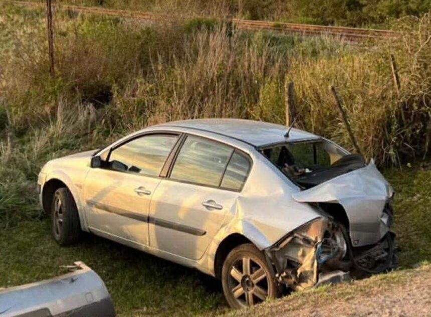 Tremendo accidente entre un auto y un tren en un paso a nivel de ruta 2 en castelli