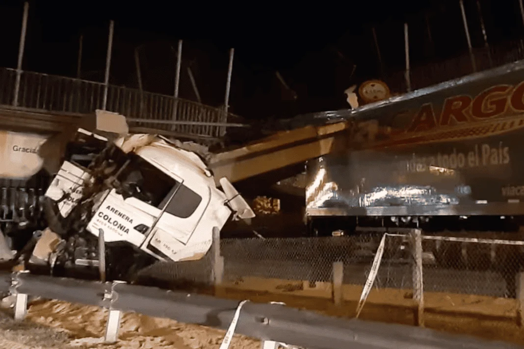Tremendo accidente en ruta 9: un camión perdió el control y tiró abajo un puente peatonal