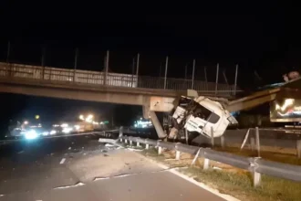 Tremendo accidente en ruta 9: un camión perdió el control y tiró abajo un puente peatonal