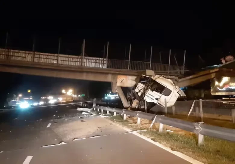 Tremendo accidente en ruta 9: un camión perdió el control y tiró abajo un puente peatonal
