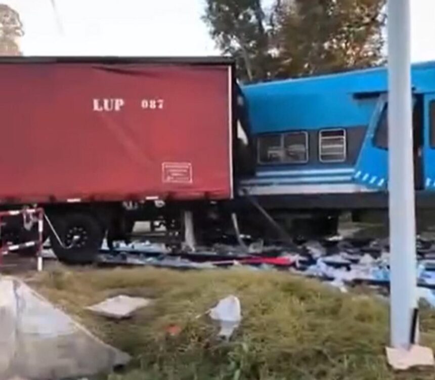 Tremendo choque entre un tren y un camión en pilar