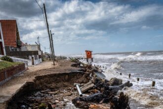 Alerta en mar del tuyú: la erosión costera devora las playas y deja casas al borde del colapso