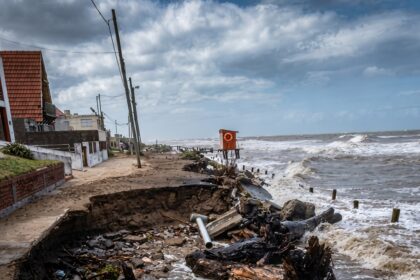Alerta en mar del tuyú: la erosión costera devora las playas y deja casas al borde del colapso 26 Alerta en mar del tuyú: la erosión costera devora las playas y deja casas al borde del colapso
