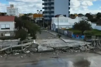 La furia del mar golpea mar del tuyú: casas al borde del derrumbe