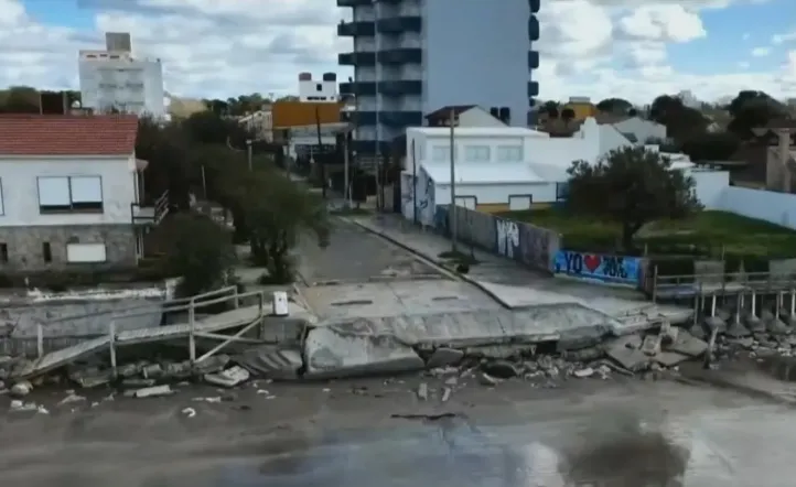 La furia del mar golpea mar del tuyú: casas al borde del derrumbe