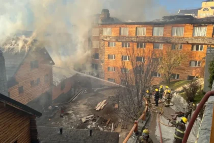 Incendio en hotel huemul: voraces llamas consumen el histórico establecimiento de bariloche