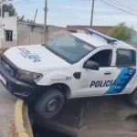 Insólito: un móvil policial terminó colgado sobre un zanjón en una ciudad bonaerense