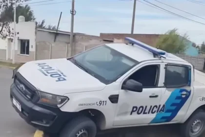 Insólito: un móvil policial terminó colgado sobre un zanjón en una ciudad bonaerense