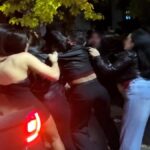 Brutal pelea a la salida de un boliche en las flores entre mujeres