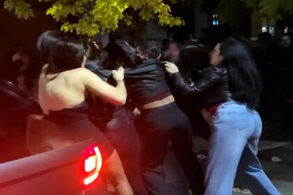 Brutal pelea a la salida de un boliche en las flores entre mujeres