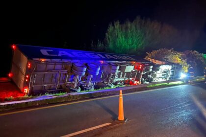 Accidente en ruta 2: volcó un camión en jurisdicción de castelli
