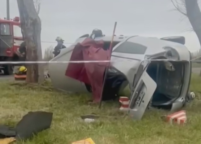 Trágico accidente en ruta 11: una mujer murió tras chocar contra un árbol