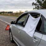 ¿qué significa ver un trapo blanco colgado de la ventanilla de un auto en medio de la ruta?