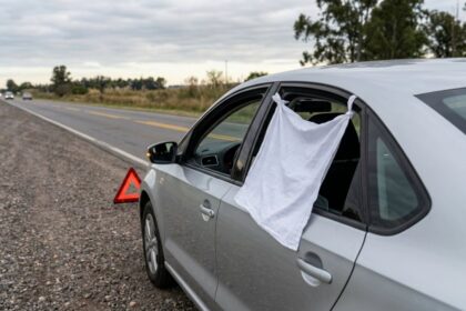 ¿qué significa ver un trapo blanco colgado de la ventanilla de un auto en medio de la ruta?