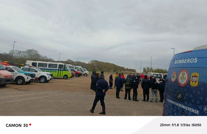 Bomberos voluntarios se suman a la búsqueda de los pescadores desaparecidos en el río de la plata