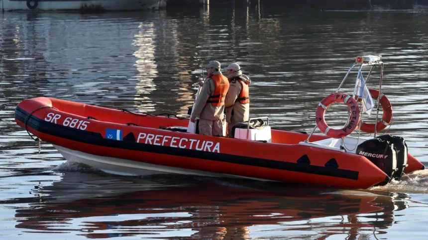 Encontraron pertenencias de los pescadores desaparecidos en el río de la plata