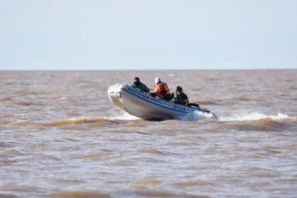 Continúa la búsqueda de los pescadores desaparecidos en el río de la plata