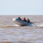 Pescadores desaparecidos: aseguran haber visto un cuerpo flotando en el río de la plata