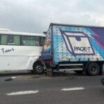 Varios heridos tras grave choque entre un micro y un camión en la ruta 9