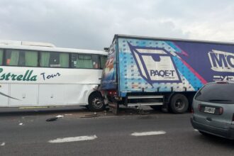 Varios heridos tras grave choque entre un micro y un camión en la ruta 9