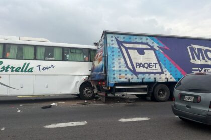 Varios heridos tras grave choque entre un micro y un camión en la ruta 9
