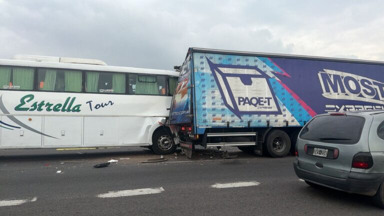 Varios heridos tras grave choque entre un micro y un camión en la ruta 9