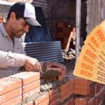 Cuánto cobra un albañil por día: precios de referencia por arreglos, reformas y trabajos en una casa