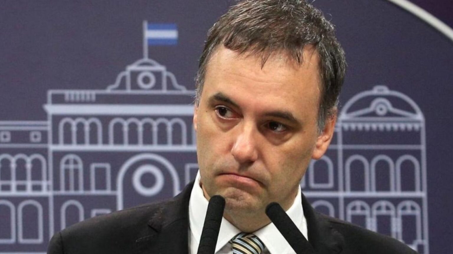 Sacudida total en el oficialismo: javier milei confirmó la salida de adorni del directorio de ypf