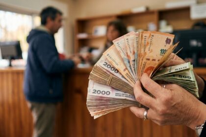 Aumento del salario mínimo: ¿qué pasa ahora con las jubilaciones, becas progresar y planes sociales?
