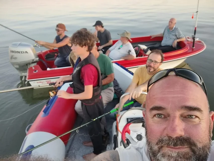 Intensa búsqueda de cinco pescadores desaparecidos en el río de la plata