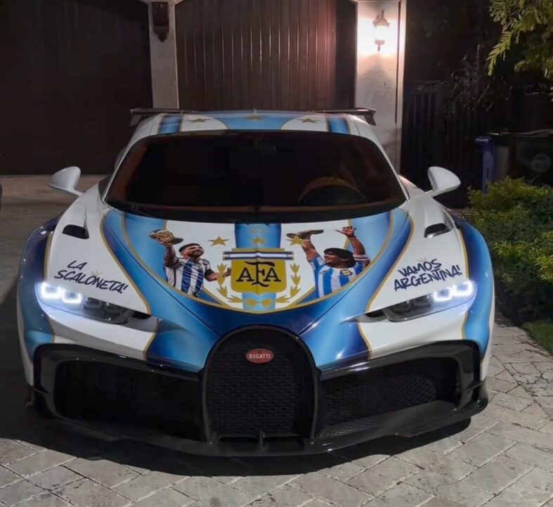 Un argentino se compró un auto de 5 millones de dólares, lo ploteó de argentina y causa furor 4 Un argentino se compró un auto de 5 millones de dólares, lo ploteó de argentina y causa furor