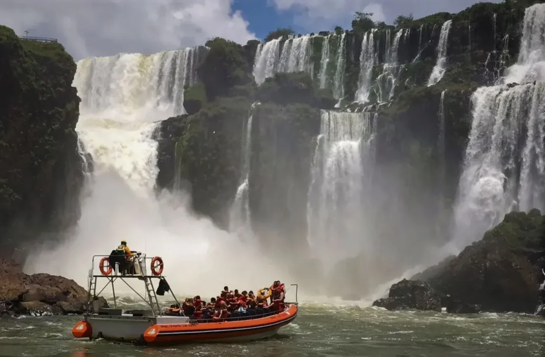 Tragedia en las cataratas del iguazú: volcó una lancha con turistas y murió un joven de 26 años