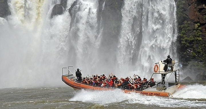 Tragedia en las cataratas del iguazú: volcó una lancha con turistas y murió un joven de 26 años