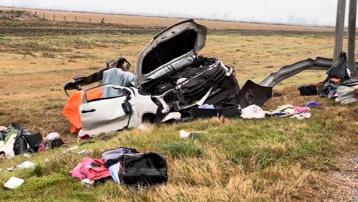 Conmoción en la ruta 9: una toyota hilux se partió al medio y murieron tres personas