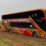 Susto en la ruta 2: un micro de doble piso despistó y terminó en el cantero central