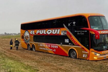 Susto en la ruta 2: un micro de doble piso despistó y terminó en el cantero central